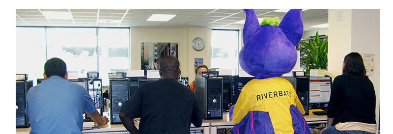 Students with mascot in learning lab